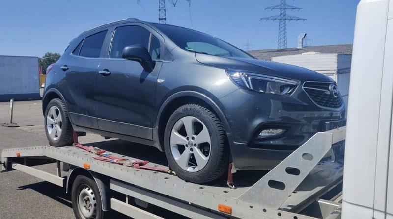 Abholung eines defekten Opel Mokka auf dem Anhänger von Automobil Ankauf