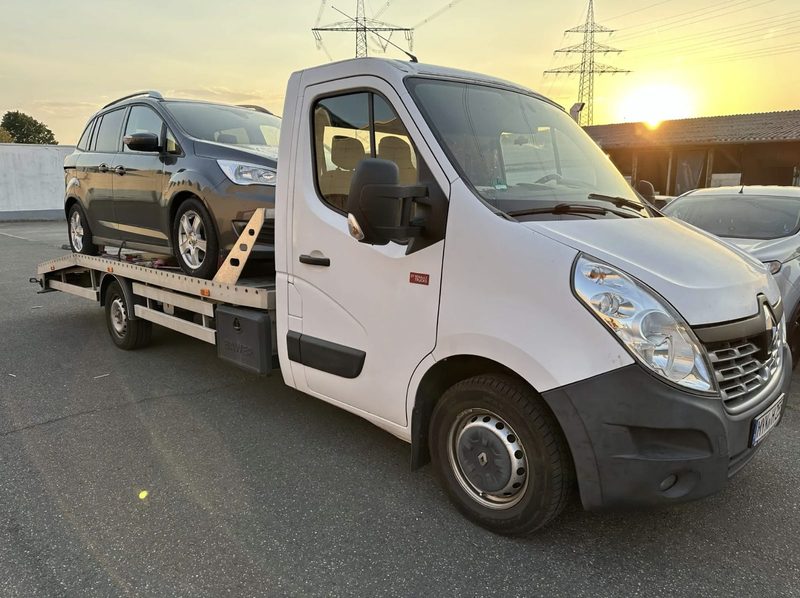 Abschlepptransporter von Automobil Ankauf mit aufgeladenem Fahrzeug vor dem Betrieb in Koblenz